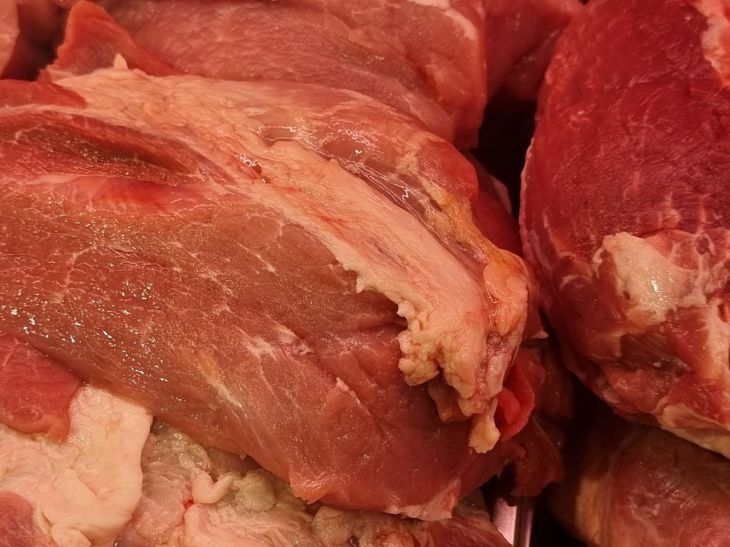 Этот способ поможет разморозить мясо за 7 минут без микроволновки