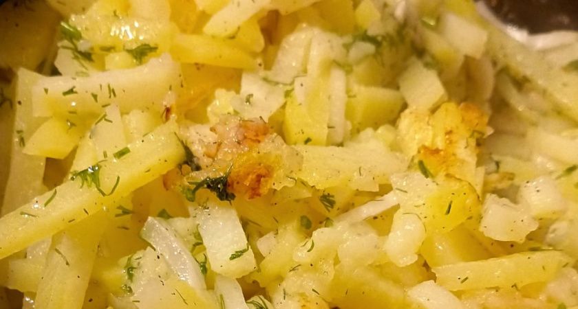 Только не масло: вот на чем надо обжаривать картошечку до хрустящей корочки — метод трех ложек