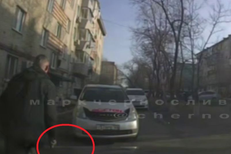 "Присел и шарахнул": приморец оставил авто возле дома и пожалел об этом