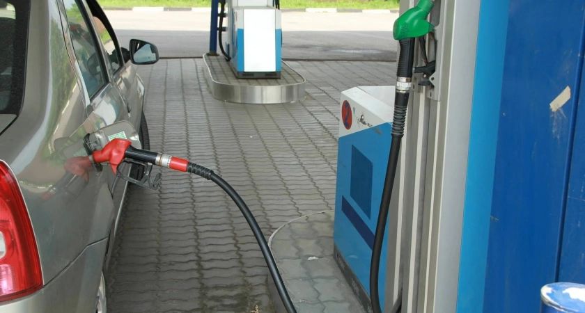 Уже с сегодняшнего дня начнут сливать бензин на АЗС – водителей предупредили