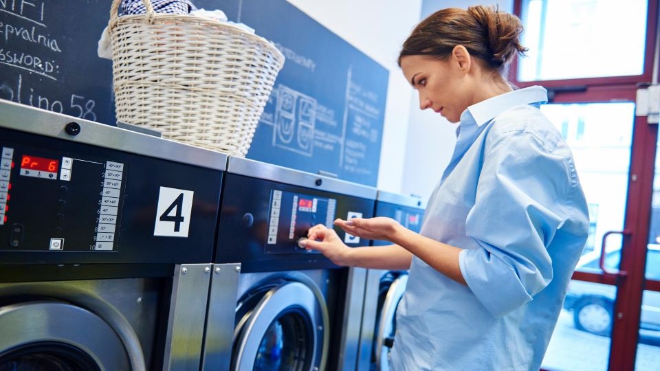 Вещи после стирки станут мягкими без кондиционера: поможет этот дешевый продукт