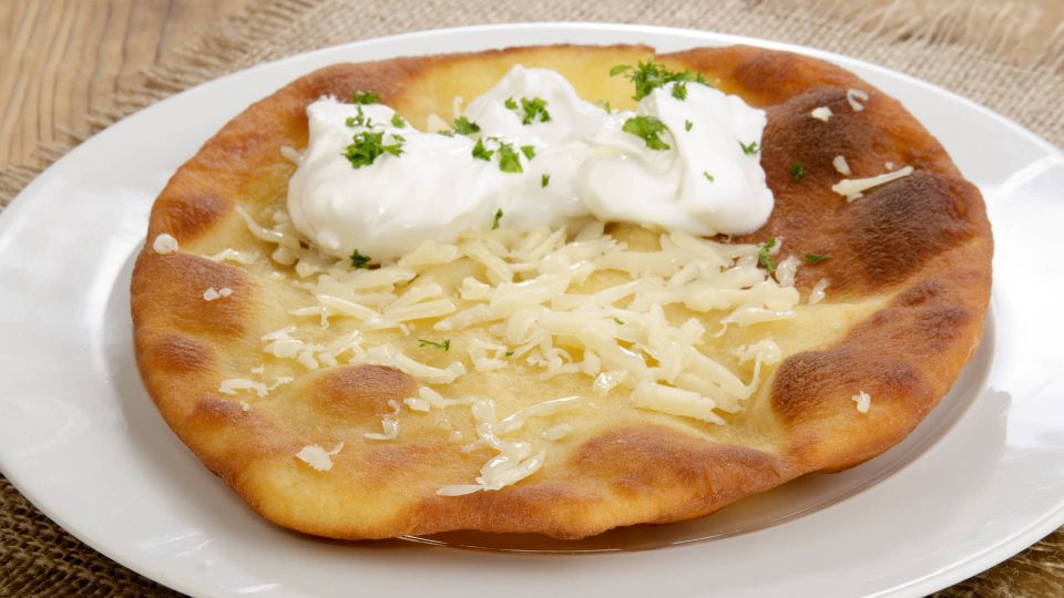 Нежные и сытные лепешки: завтрак для всей семьи на сковороде за пару минут