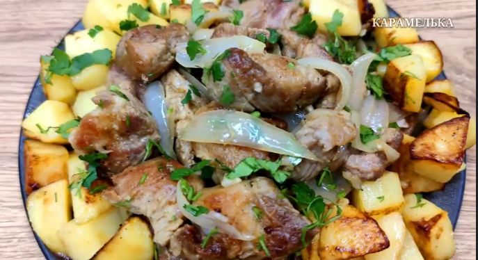 Необычное угощение для гостей: запечённая свинина с картошкой