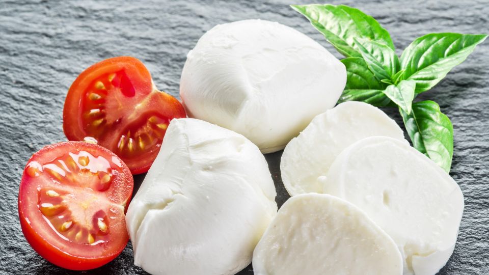 Его можно добавить в десяток блюд: не спешите выливать рассол от моцареллы и феты