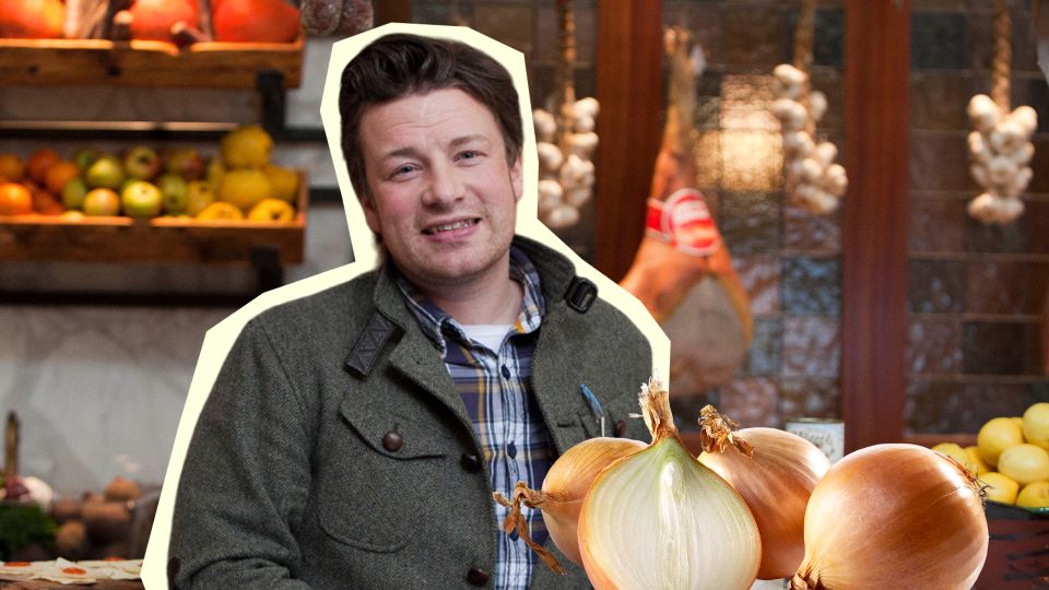 Луковая вонь не разнесется по всей квартире: добавьте этот продукт во время жарки