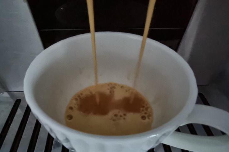 Как вывести кофейное пятно с белой рубашки: проверенные методы для хлопка, льна и синтетики