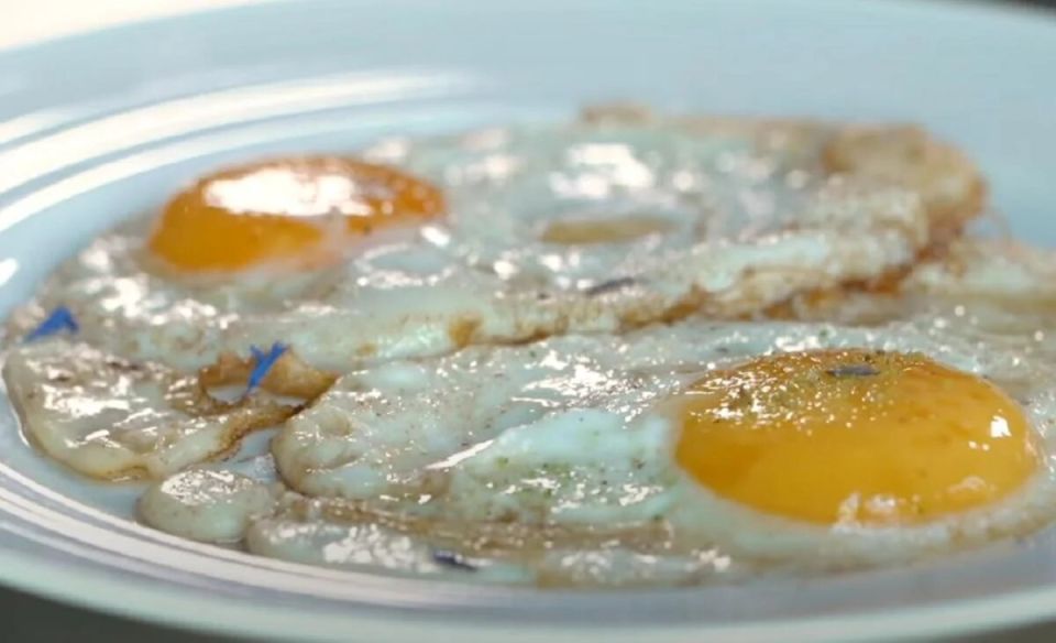 Как быстро приготовить яичницу без переворачивания