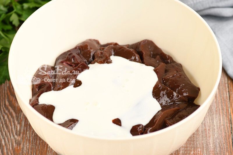 Здоровое и аппетитное блюдо: говяжья печень с кефиром, запеченная с луком