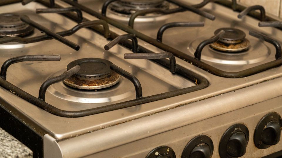 Засохший жир с ручек плиты сойдет сам собой: народное чудо-средство справится за пять минут