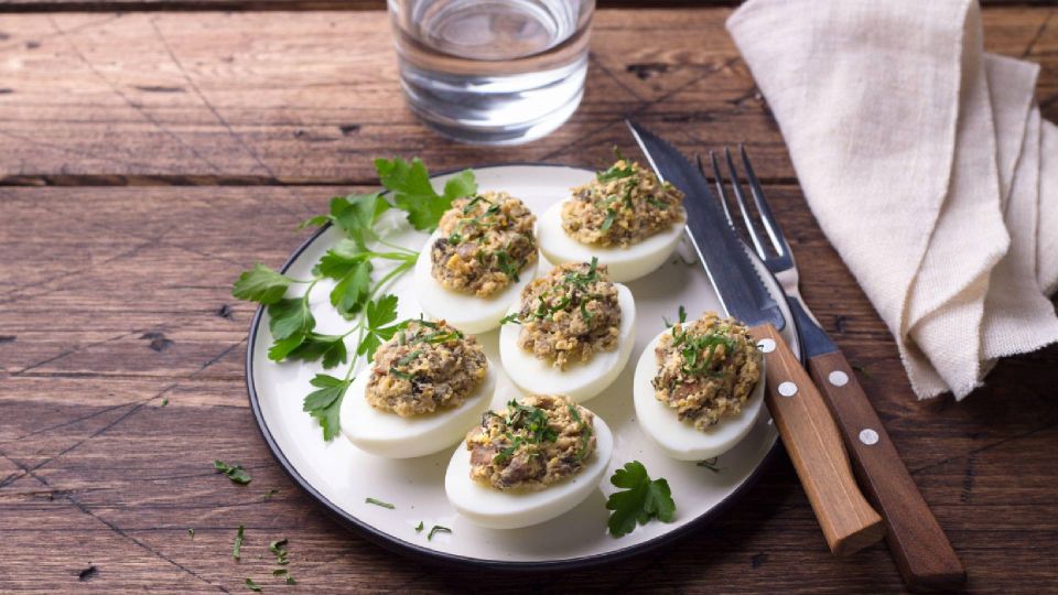 Приготовьте вкуснейшую начинку для фаршированных яиц: проще рецепта не найти