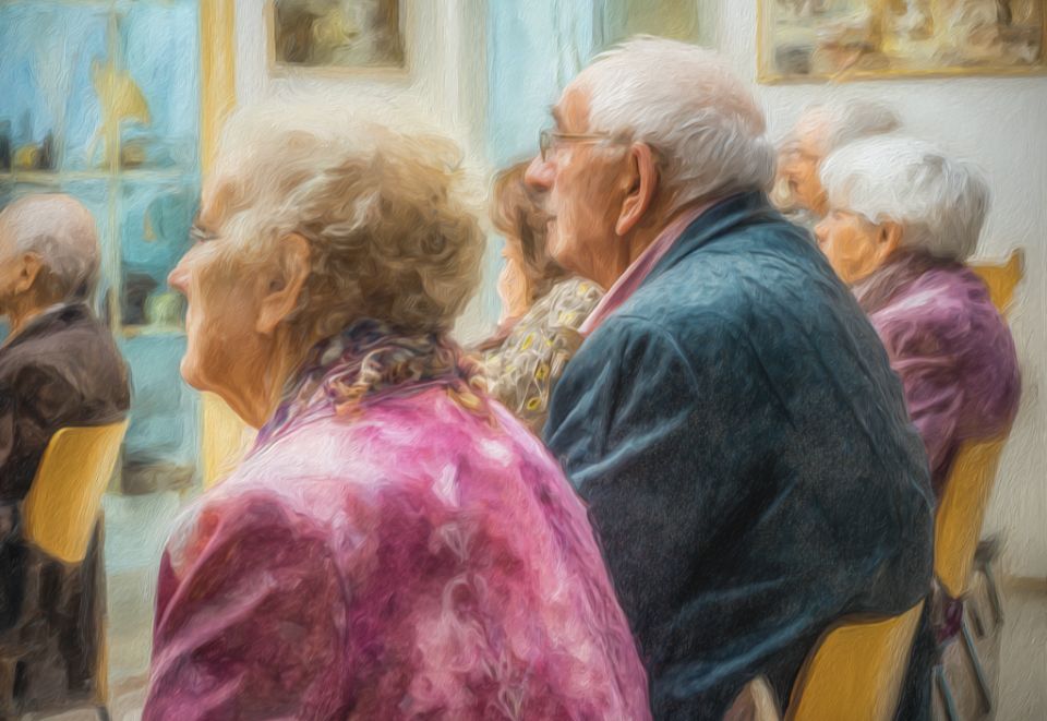 Пенсионеры в цифровом мире: как онлайн-образование меняет жизнь после 60