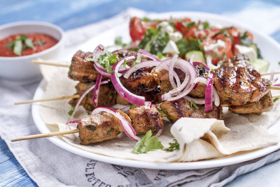Шашлык на гриле: Как приготовить идеальное блюдо дома с аджикой и свежими овощами