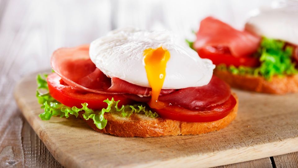 Без уксуса и пленки: так просто яйцо-пашот вы еще не готовили