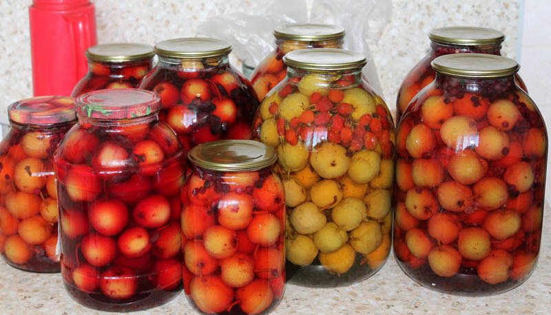 Сибирский компот: как дикие груши и ароматные ягоды превращаются в зимнее лакомство