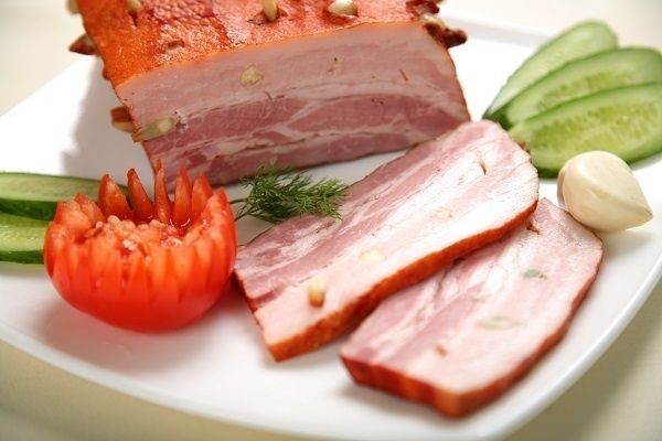 Сочная грудинка в луковой шелухе: как приготовить идеальное мясо