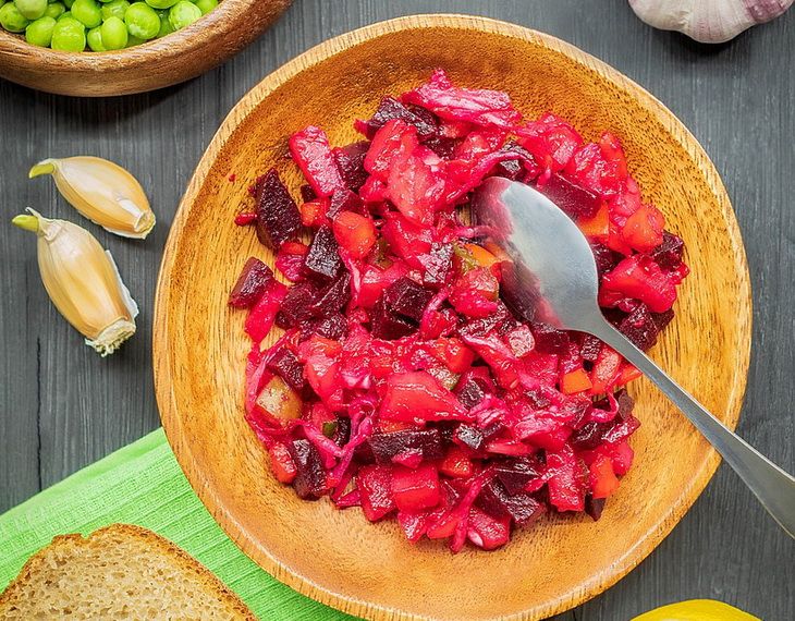 Один неожиданный ингредиент изменит вкус винегрета до неузнаваемости: кулинар делится секретом