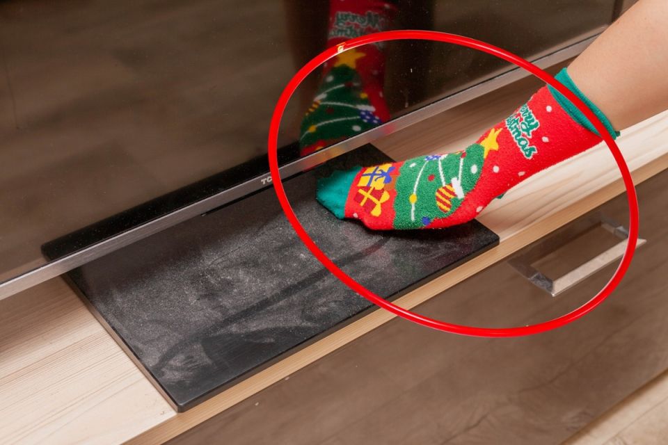 Необычный способ убрать пыль: носок на руке вместо тряпки