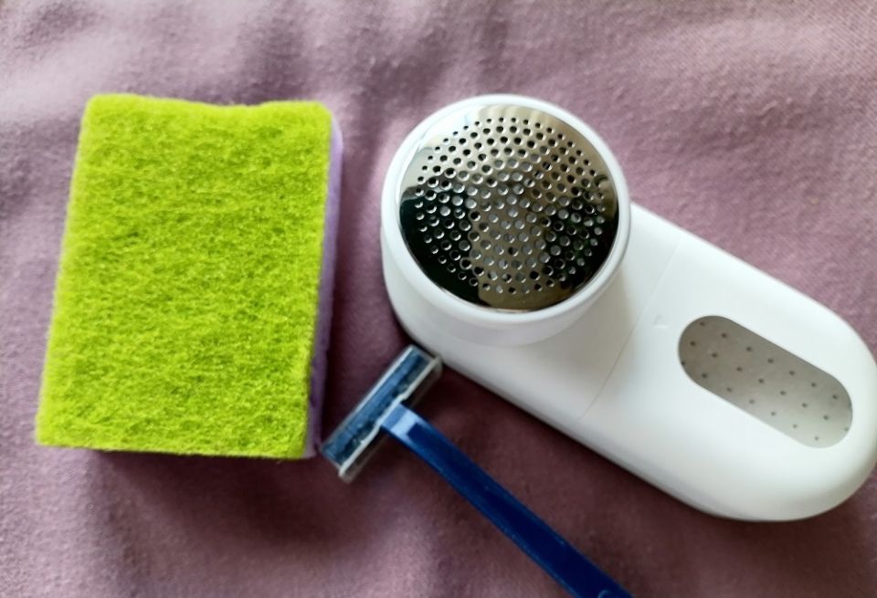 Как быстро и эффективно убрать катышки с одежды: простые методы из домашней аптеки