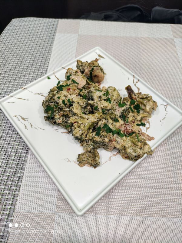 Порадуйте свои вкусовые рецепторы: курица с брокколи в сырно-сметанном соусе