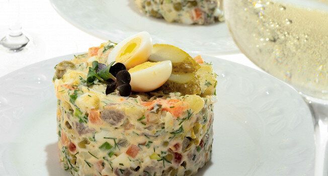 Шампанское и оливье: неожиданный и идеальный дуэт для Нового года