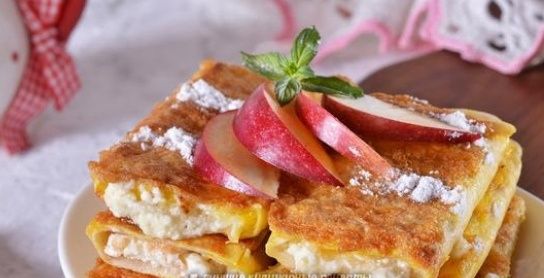 Лаваш с творогом и яблоками на сковороде