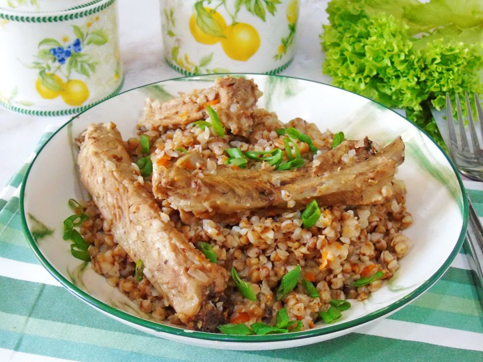 Гречка с тушеными ребрами: сочная каша, которая держит влагу и вкус
