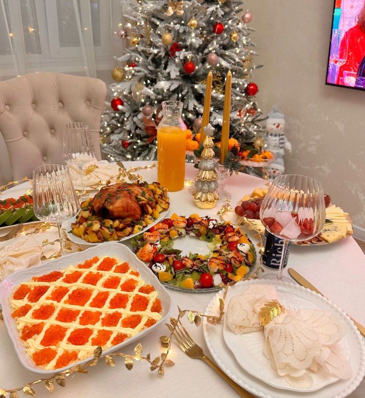 Новогодний стол нутрициолога: накрыть так, чтобы 1 января проснуться легко и бодро