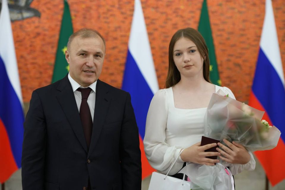 Глава Адыгеи вручил паспорта гражданина России юным жителям республики