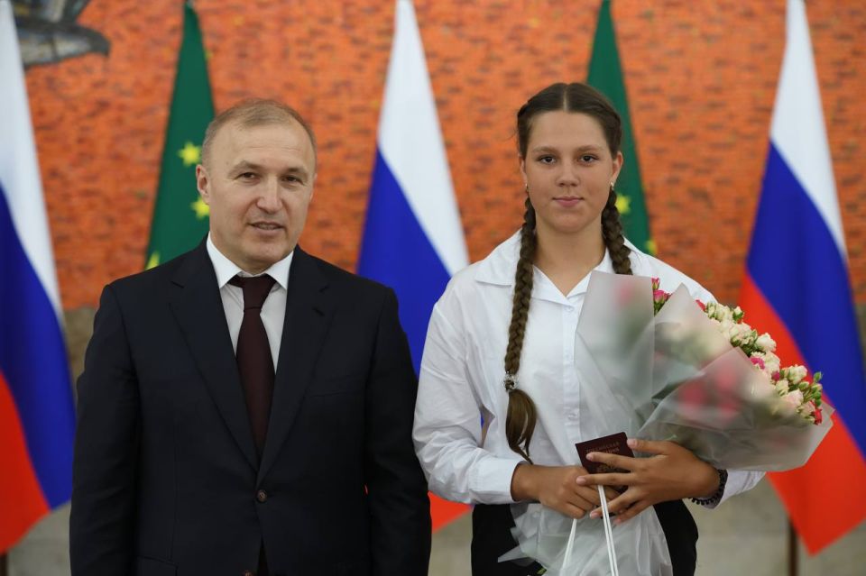 Мурат Кумпилов: Сегодня в рамках вручения госнаград состоялась еще одна важная церемония: юные жители Адыгеи получили свой главный документ – паспорт гражданина России