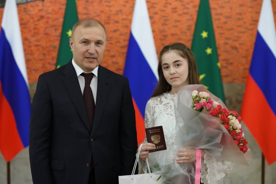 Мурат Кумпилов: Сегодня в рамках вручения госнаград состоялась еще одна важная церемония: юные жители Адыгеи получили свой главный документ – паспорт гражданина России