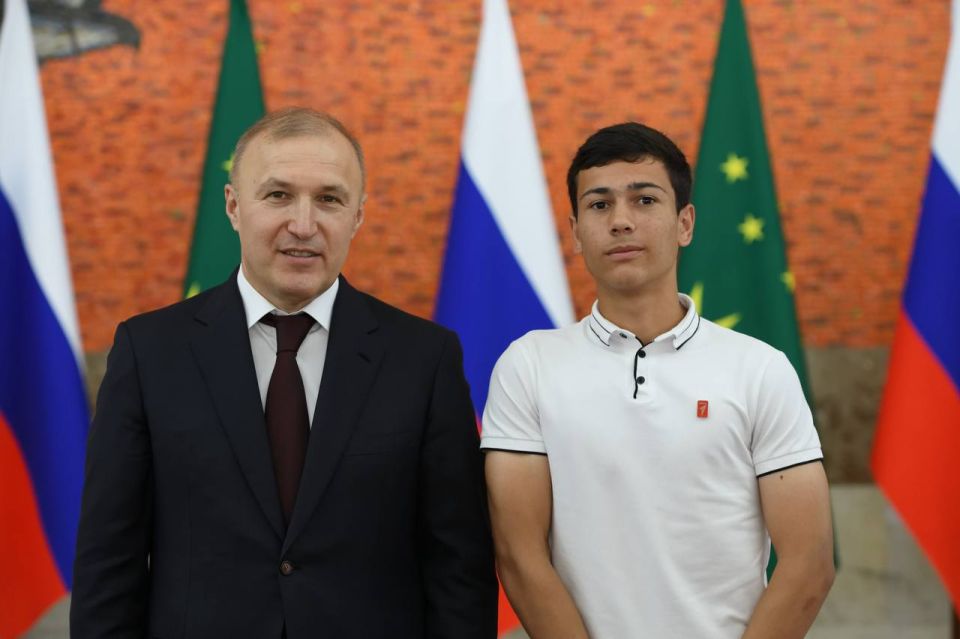 Глава Адыгеи вручил паспорта гражданина России юным жителям республики