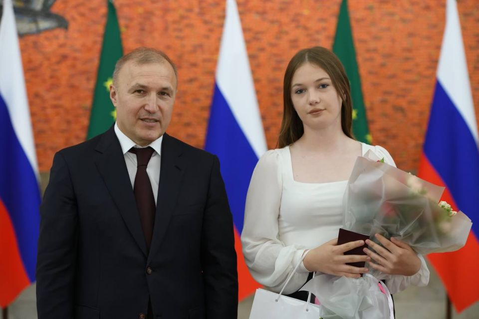Мурат Кумпилов: Сегодня в рамках вручения госнаград состоялась еще одна важная церемония: юные жители Адыгеи получили свой главный документ – паспорт гражданина России