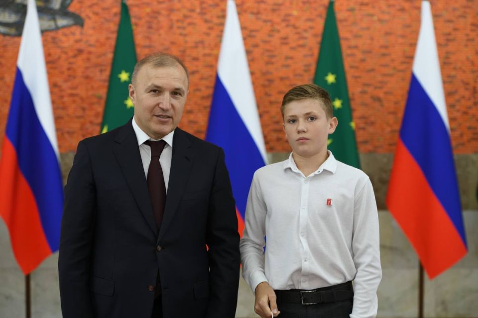 Мурат Кумпилов: Сегодня в рамках вручения госнаград состоялась еще одна важная церемония: юные жители Адыгеи получили свой главный документ – паспорт гражданина России