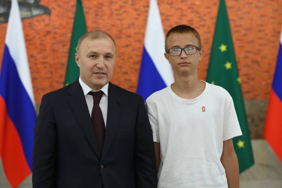 Мурат Кумпилов: Сегодня в рамках вручения госнаград состоялась еще одна важная церемония: юные жители Адыгеи получили свой главный документ – паспорт гражданина России