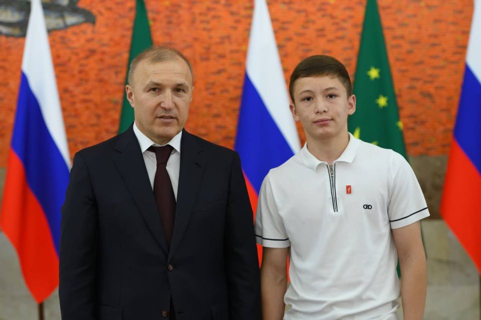 Мурат Кумпилов: Сегодня в рамках вручения госнаград состоялась еще одна важная церемония: юные жители Адыгеи получили свой главный документ – паспорт гражданина России
