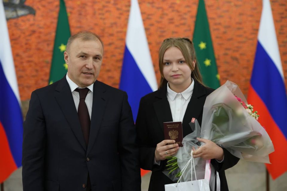 Мурат Кумпилов: Сегодня в рамках вручения госнаград состоялась еще одна важная церемония: юные жители Адыгеи получили свой главный документ – паспорт гражданина России