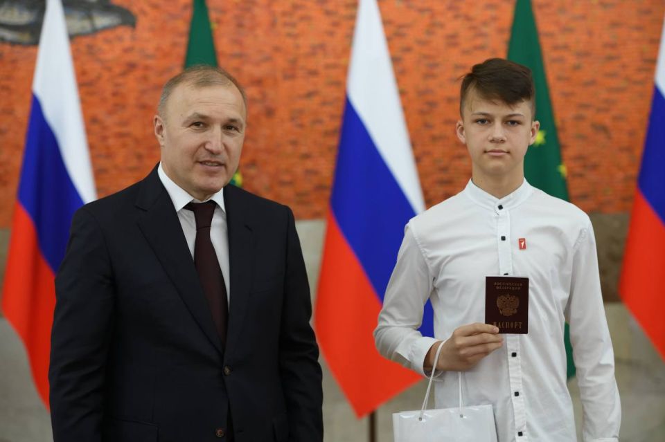 Глава Адыгеи вручил паспорта гражданина России юным жителям республики