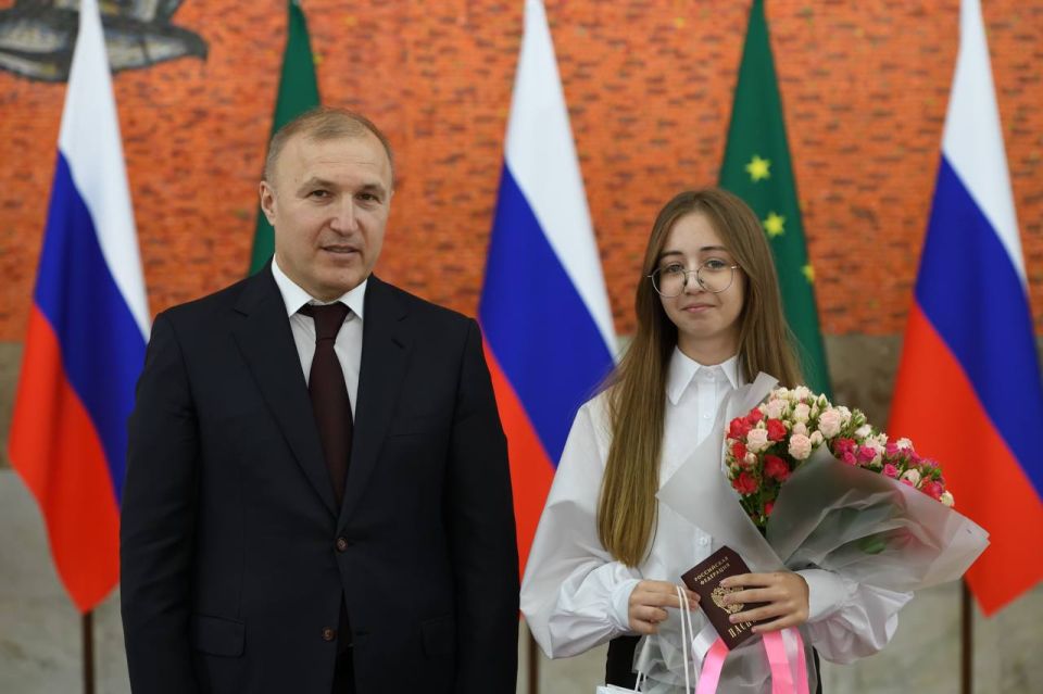 Мурат Кумпилов: Сегодня в рамках вручения госнаград состоялась еще одна важная церемония: юные жители Адыгеи получили свой главный документ – паспорт гражданина России