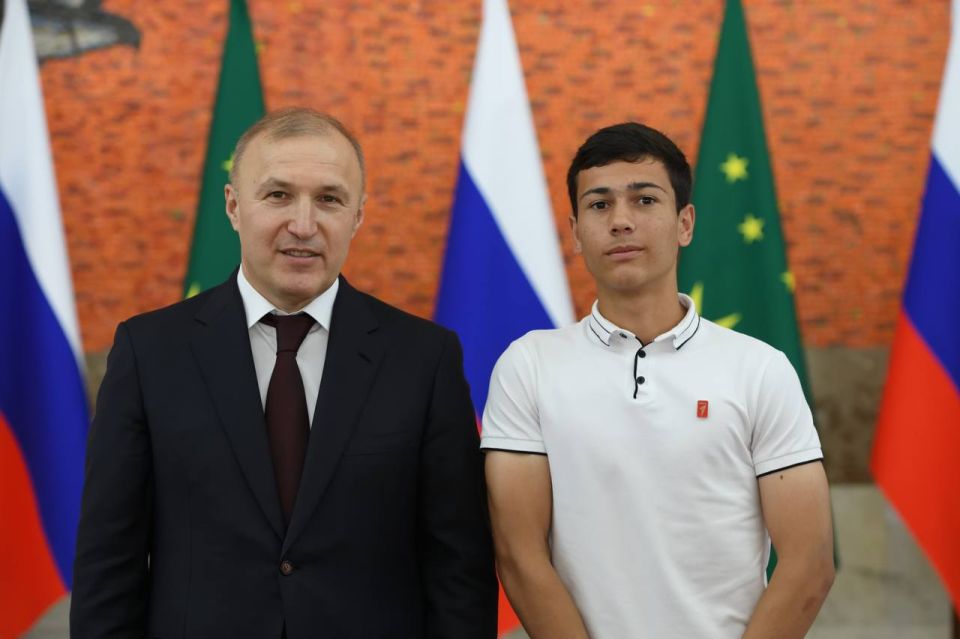 Мурат Кумпилов: Сегодня в рамках вручения госнаград состоялась еще одна важная церемония: юные жители Адыгеи получили свой главный документ – паспорт гражданина России