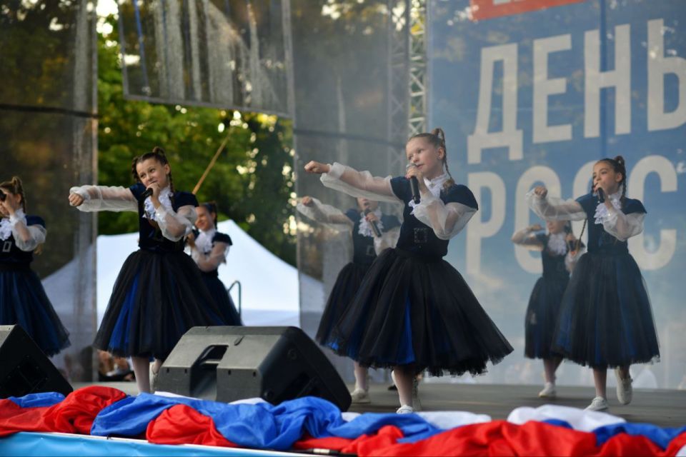 На площади Ленина состоялся концерт в честь Дня России