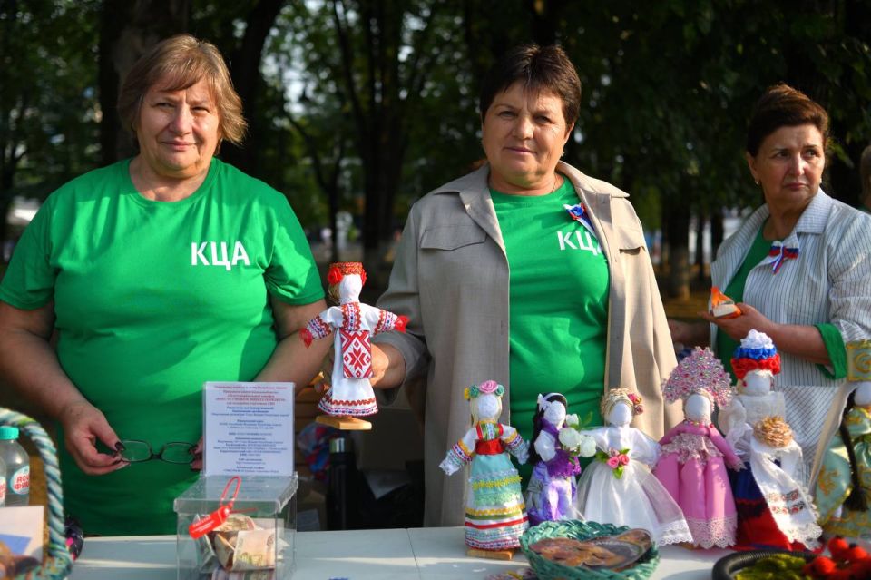 Отдельное внимание гостей праздника привлекла выставка молодёжных и патриотических объединений города