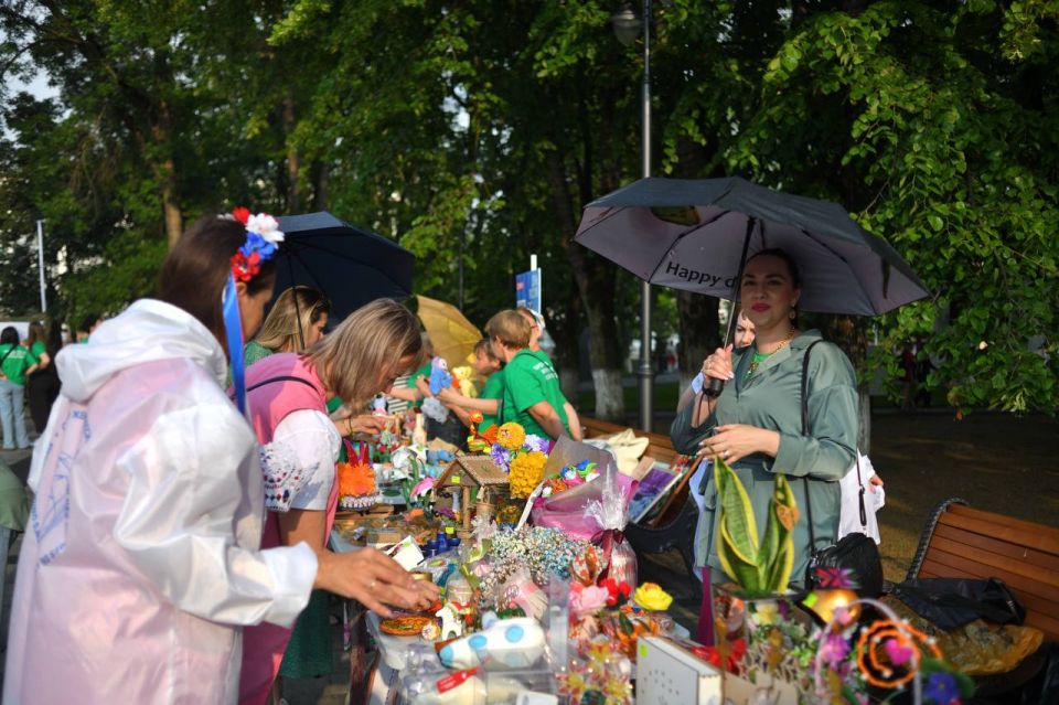 Отдельное внимание гостей праздника привлекла выставка молодёжных и патриотических объединений города