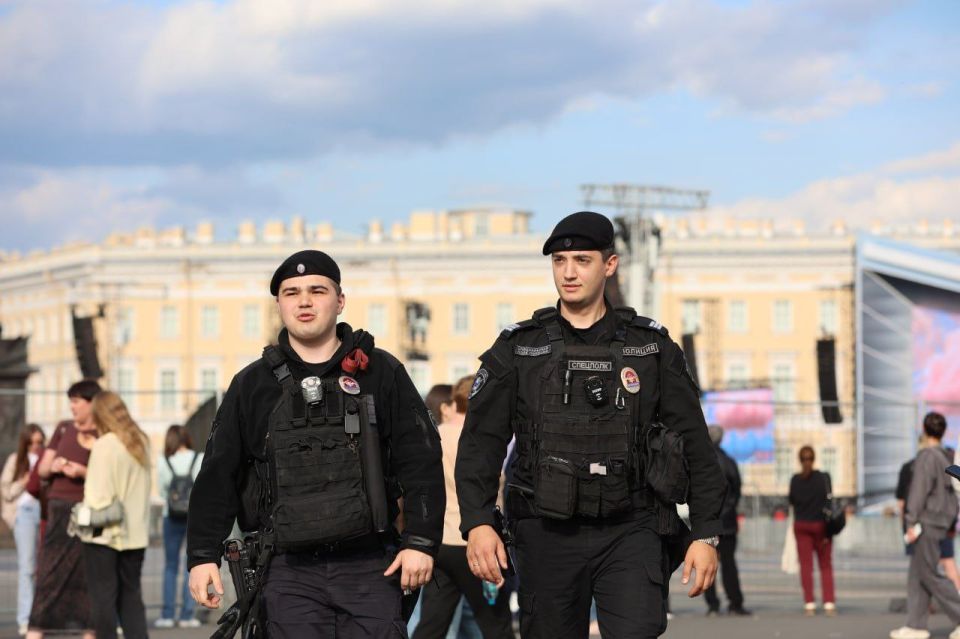 Сотрудники МВД России обеспечивают правопорядок во время выпускных вечеров