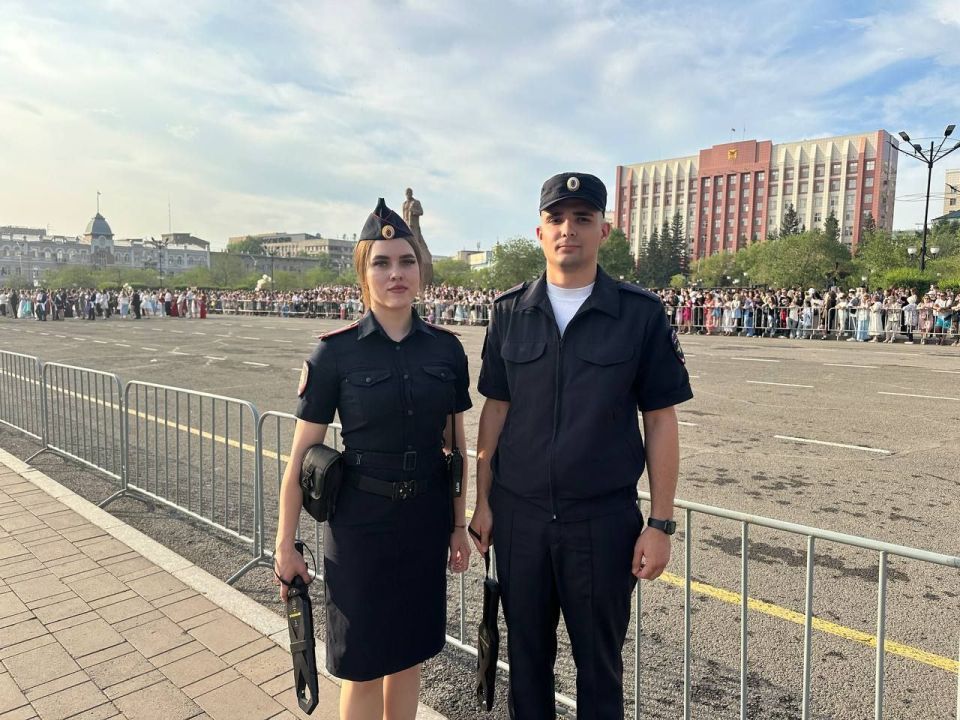 Сотрудники МВД России обеспечивают правопорядок во время выпускных вечеров
