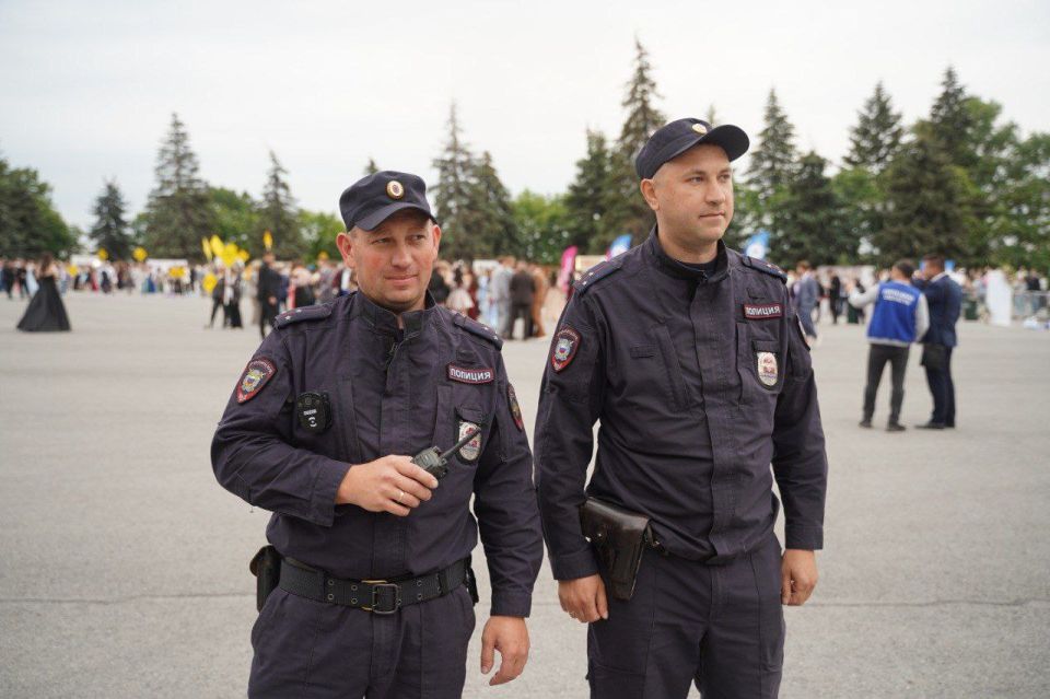 Сотрудники МВД России обеспечивают правопорядок во время выпускных вечеров