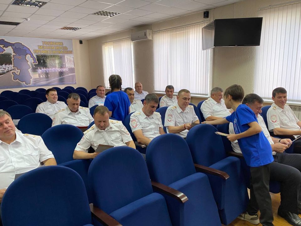 С профессиональным праздником сотрудников Госавтоинспекции Адыгеи пришли поздравить юные инспекторы движения СОШ №27 города Майкопа и педагоги Автогородка