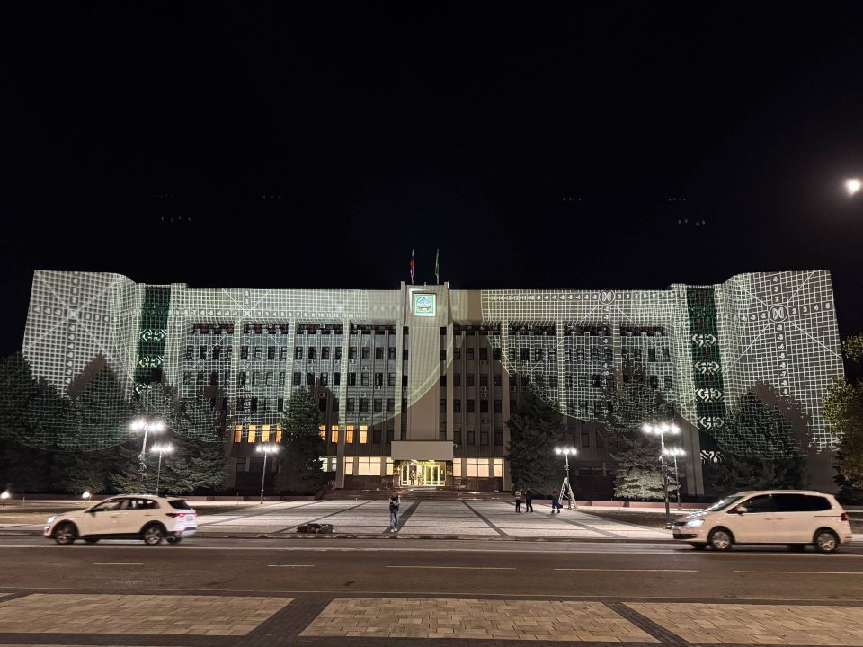 На Доме правительства Адыгеи идет настройка световой проекции, которая будет включаться в праздничные дни, в том числе завтра – в День республики