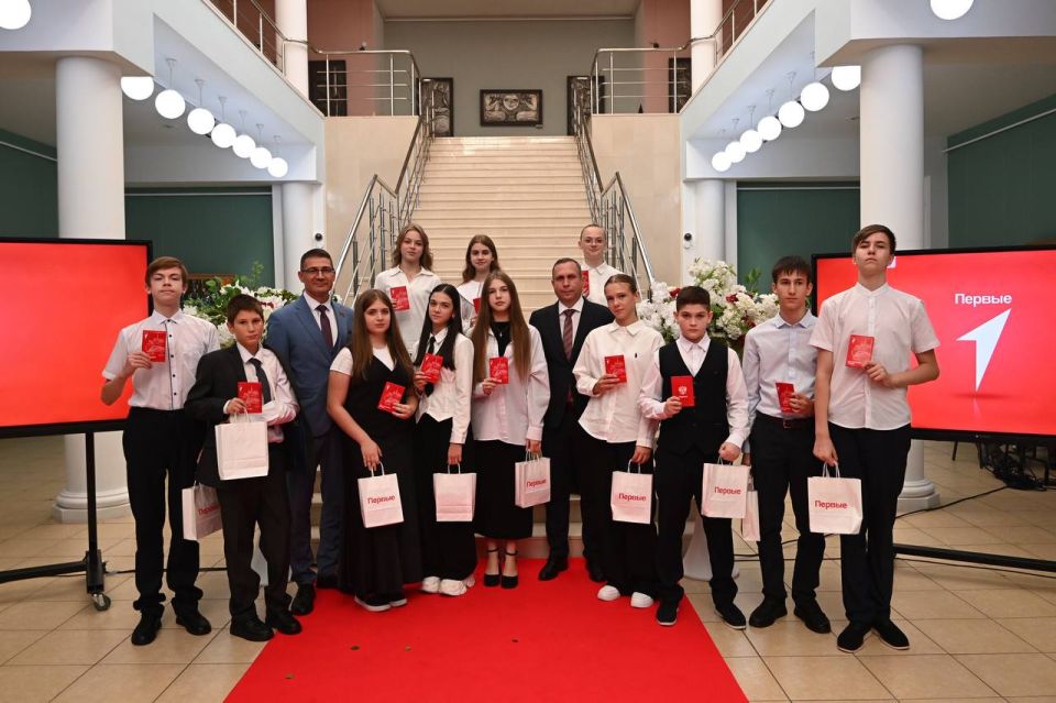 Геннадий Митрофанов: 12 майкопских школьников получили свои первые паспорта