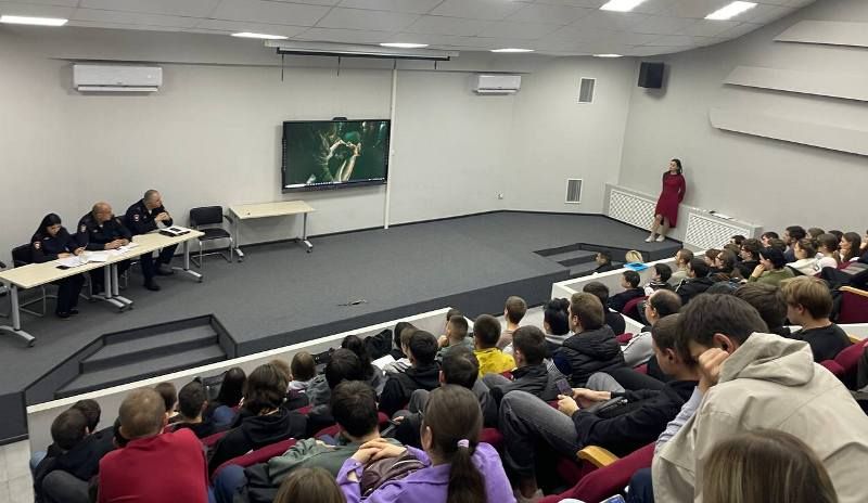 В Адыгее сотрудники полиции обсудили со студентами вопросы профилактики экстремизма, наркомании и обеспечения дорожной безопасности