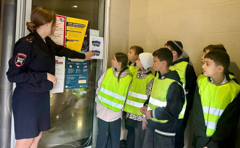 В местах массового пребывания граждан появились листовки об эффективности применения световозвращающих элементов